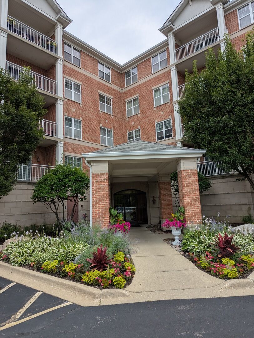 Property Photo:  101 Pointe Drive 203  IL 60062 