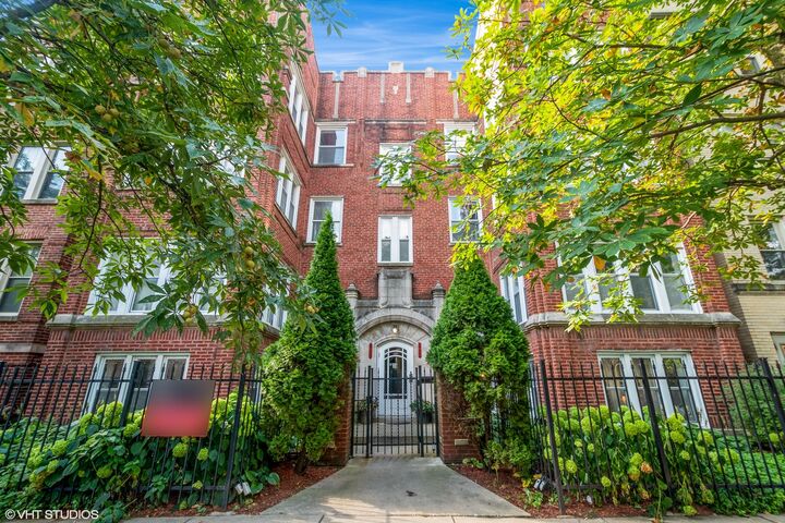 1635 W Estes Avenue 4W  Chicago IL 60626 photo