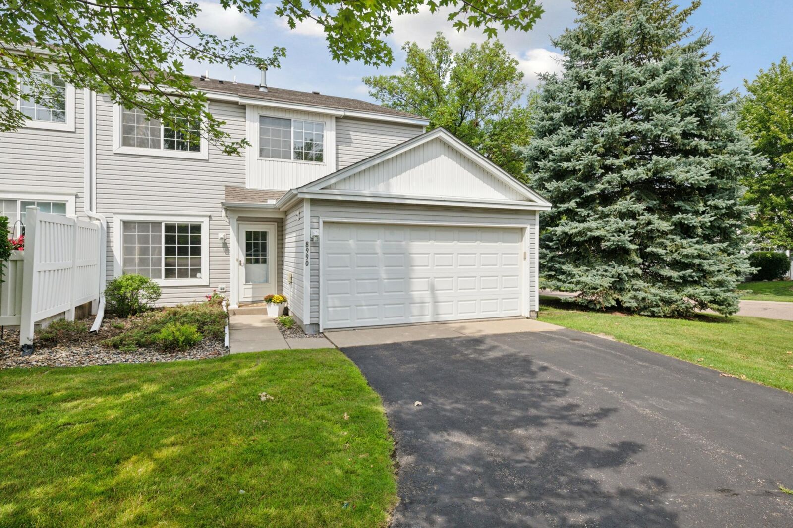 Property Photo:  8990 Scarlet Globe Drive  MN 55347 