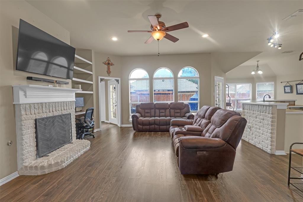 Property Photo: 521 Acorn Court TX 76179