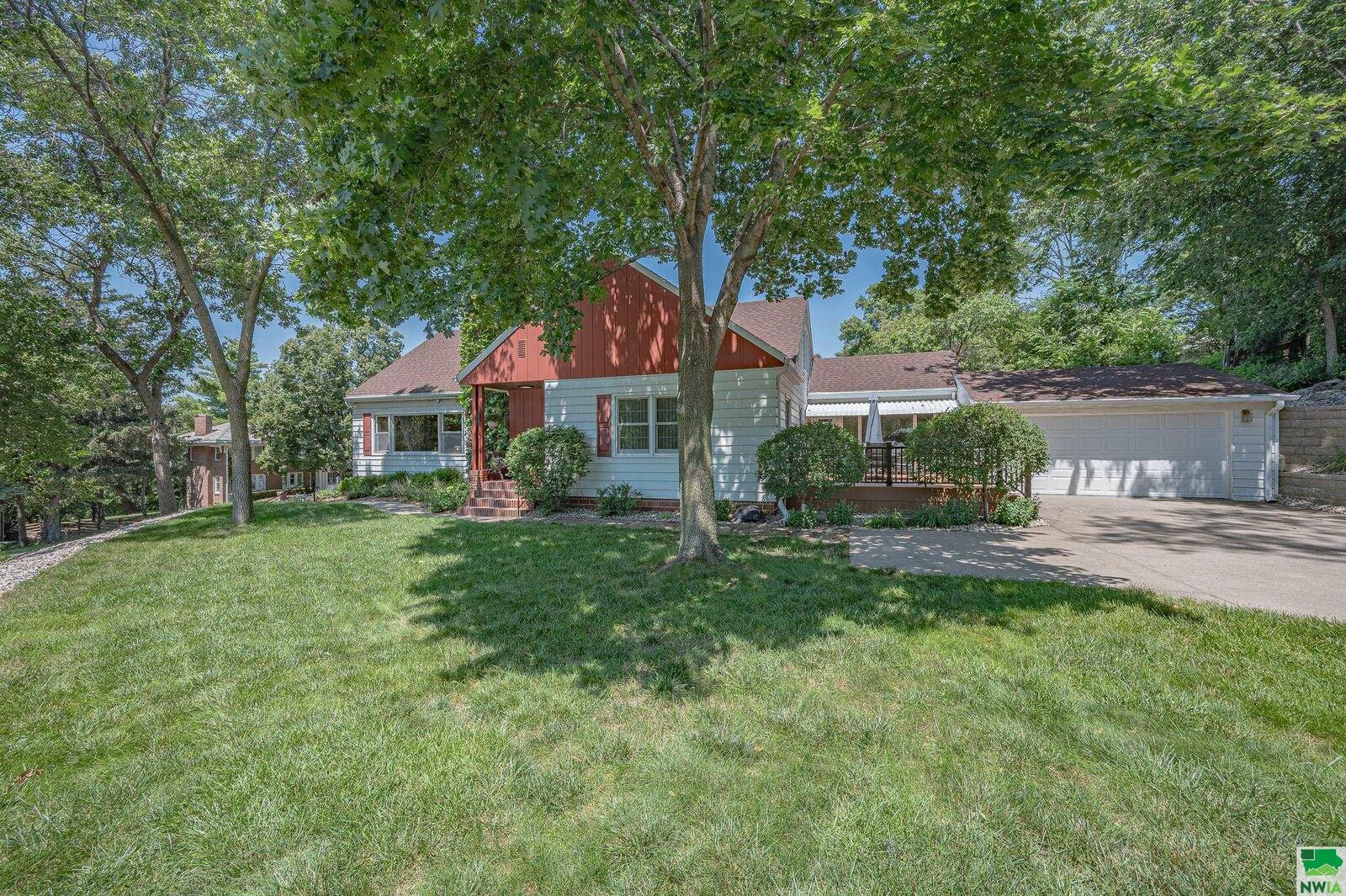 Property Photo: 2400 E Solway St IA 51104