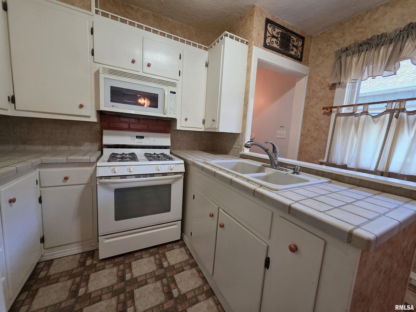 Property Photo:  1224 S 5th Street  IL 61554 
