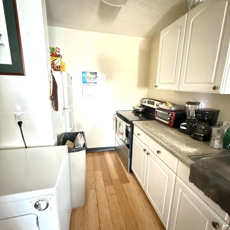 Property Photo:  46 Amesbury 4D  MA 01840 
