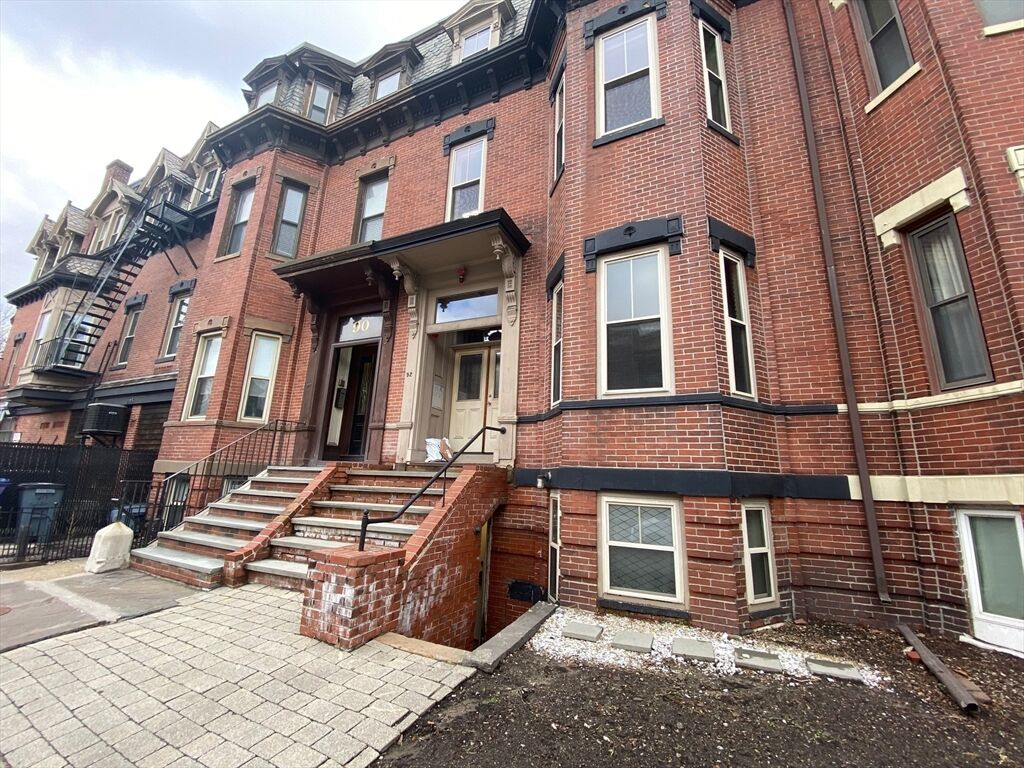 Property Photo:  92 Pleasant Street Garden  MA 02125 