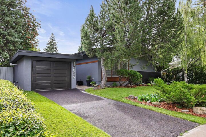 Property Photo:  2608 Laurel Crescent SW  AB T3E 6B3 