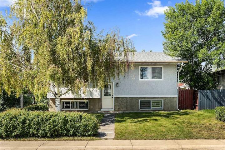 Property Photo:  856 Rundlecairn Way NE  AB T1Y 2R7 