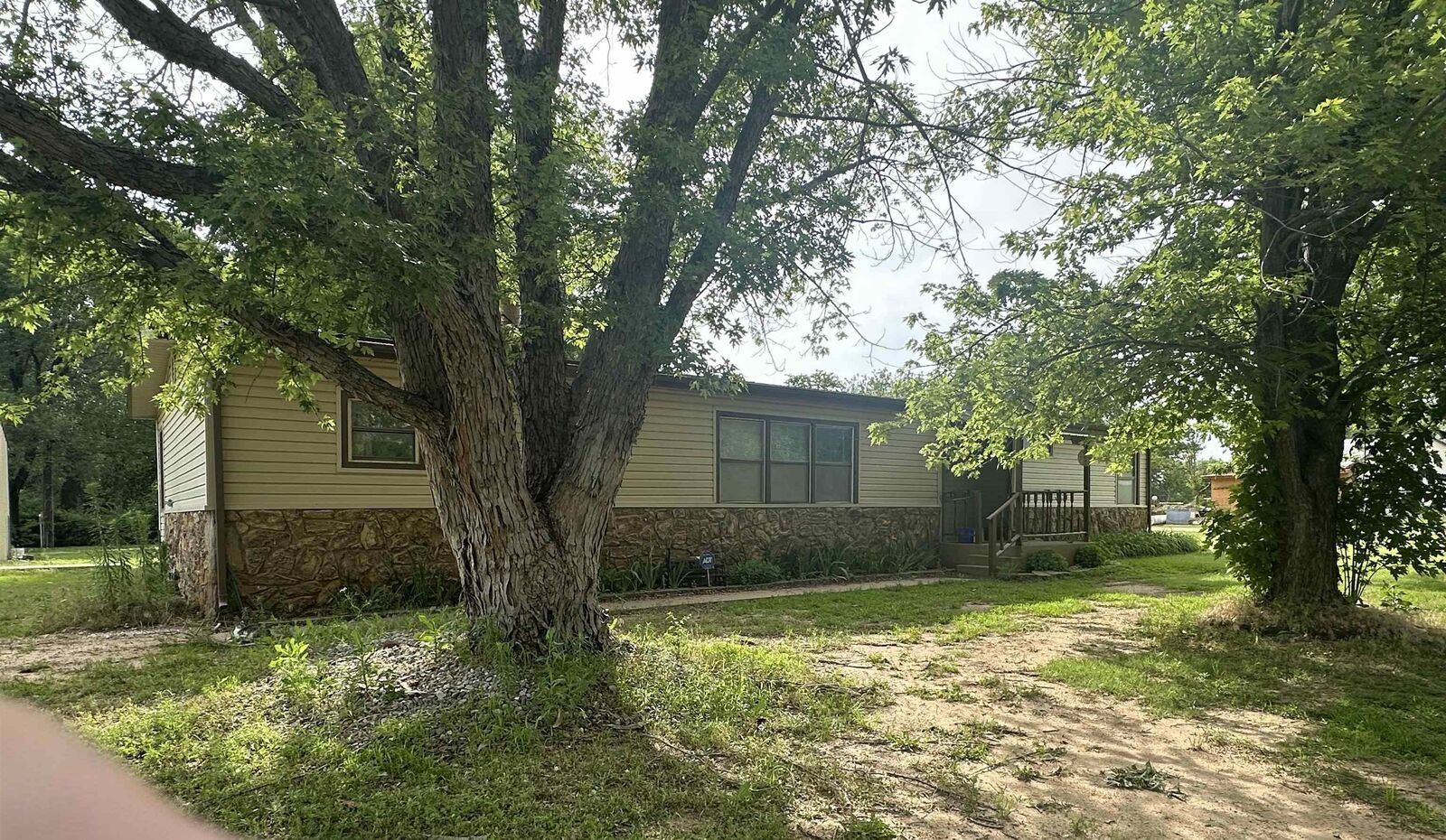 Property Photo:  407 N Magnolia St  KS 67009 