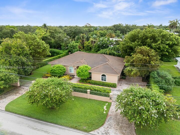 Property Photo: 10621 SW 77th Ave FL 33156