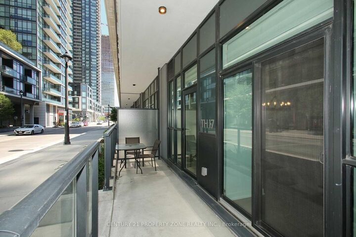 Property Photo:  4055 Parkside Village Drive Th-17  ON L5B 0K8 
