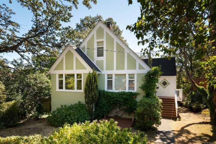 Property Photo: 1959 Hampshire Rd BC V8R 5T9