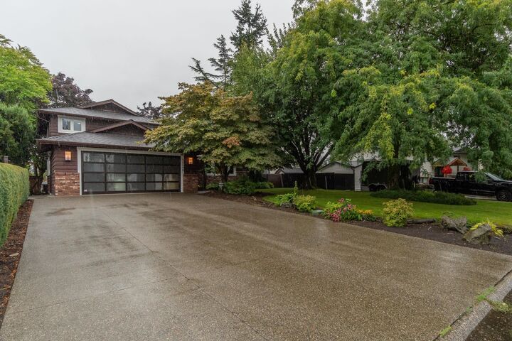 Photo de la propriété:  46046 Lake Drive  BC V2R 2P9 