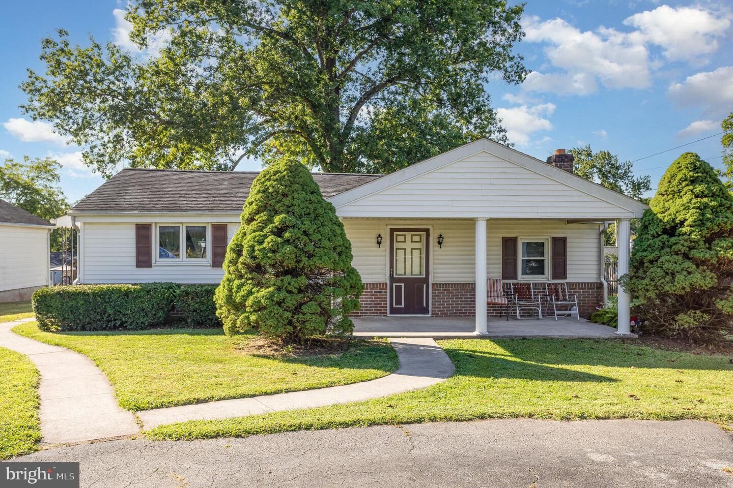 Property Photo:  1636 E Canal Road  PA 17315 