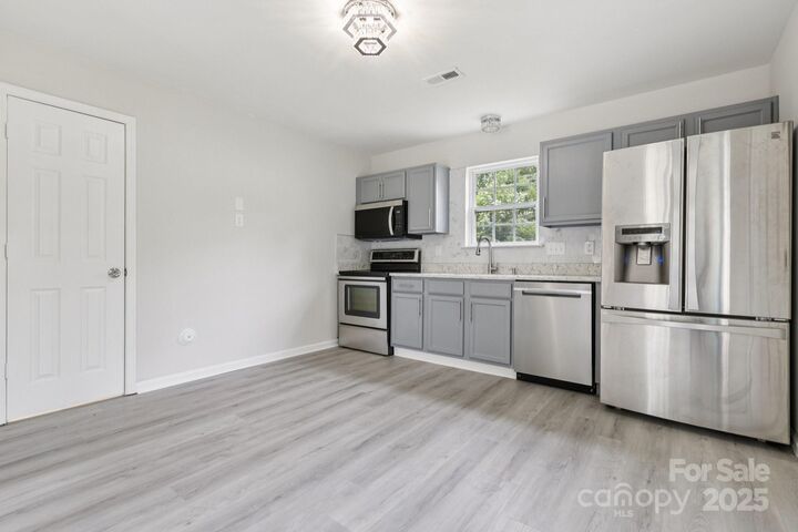 Property Photo: 609 Billingsley Road NC 28211