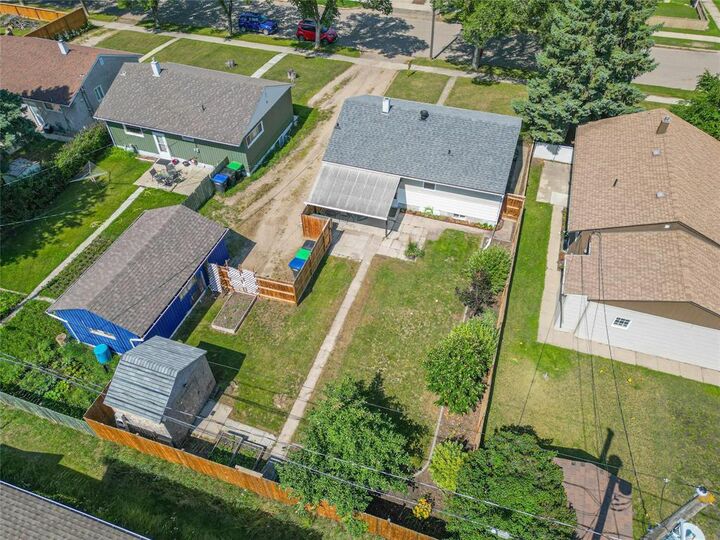 Property Photo:  818 Louise Avenue East  MB R7A 1X7 