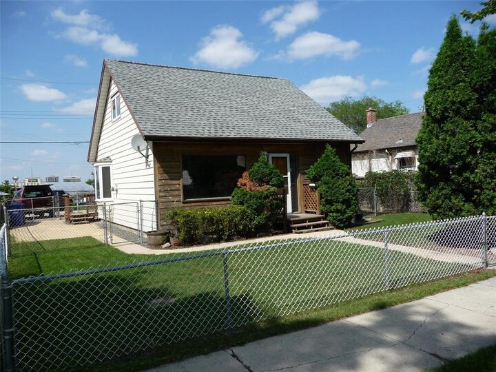 Property Photo:  753 Walker Avenue  MB R3L 1C7 