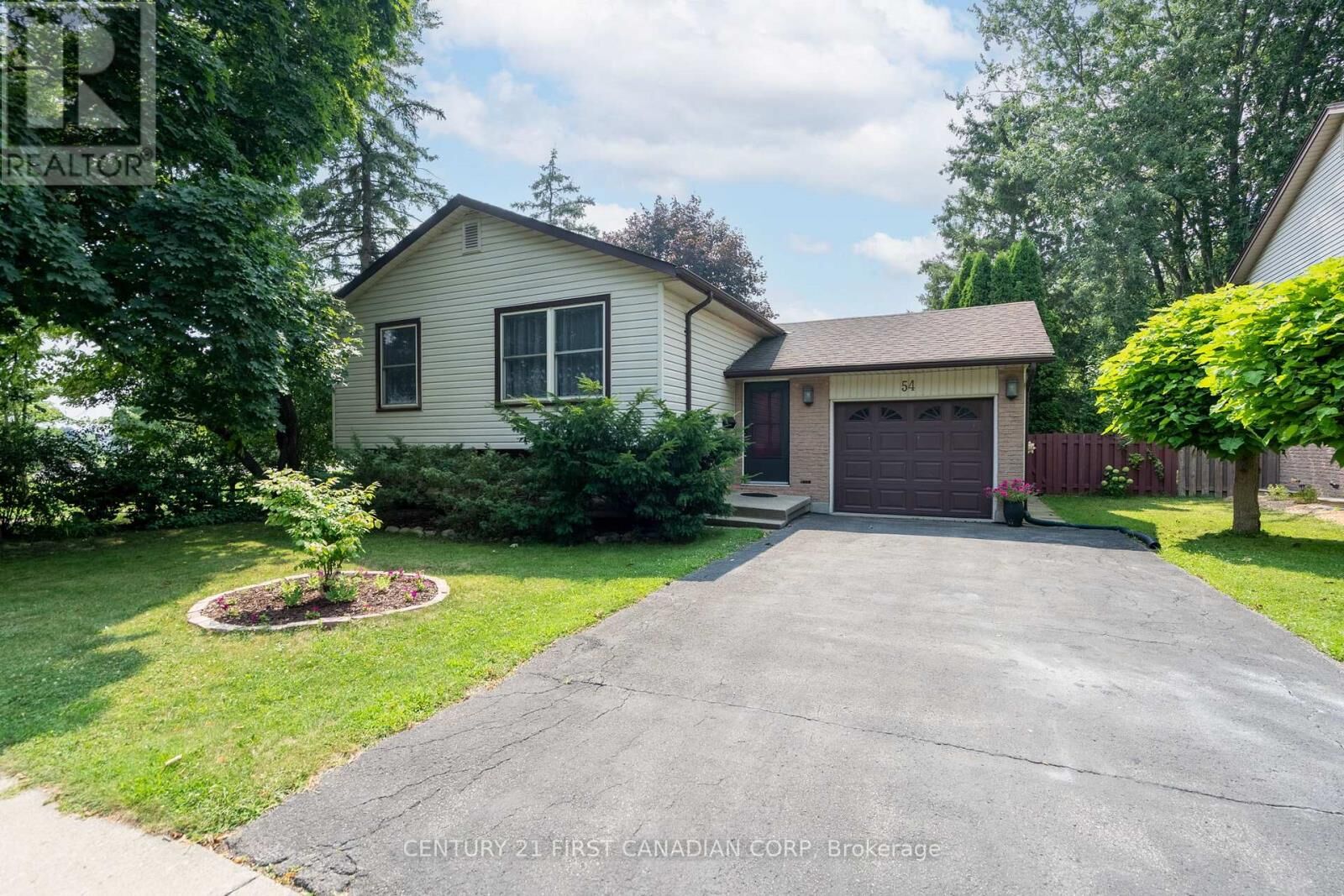 Property Photo: 54 Four Oaks Crescent ON N6J 4B7
