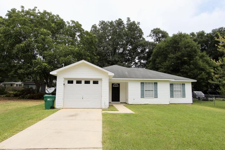 Property Photo: 2895 Pansy Avenue FL 32539