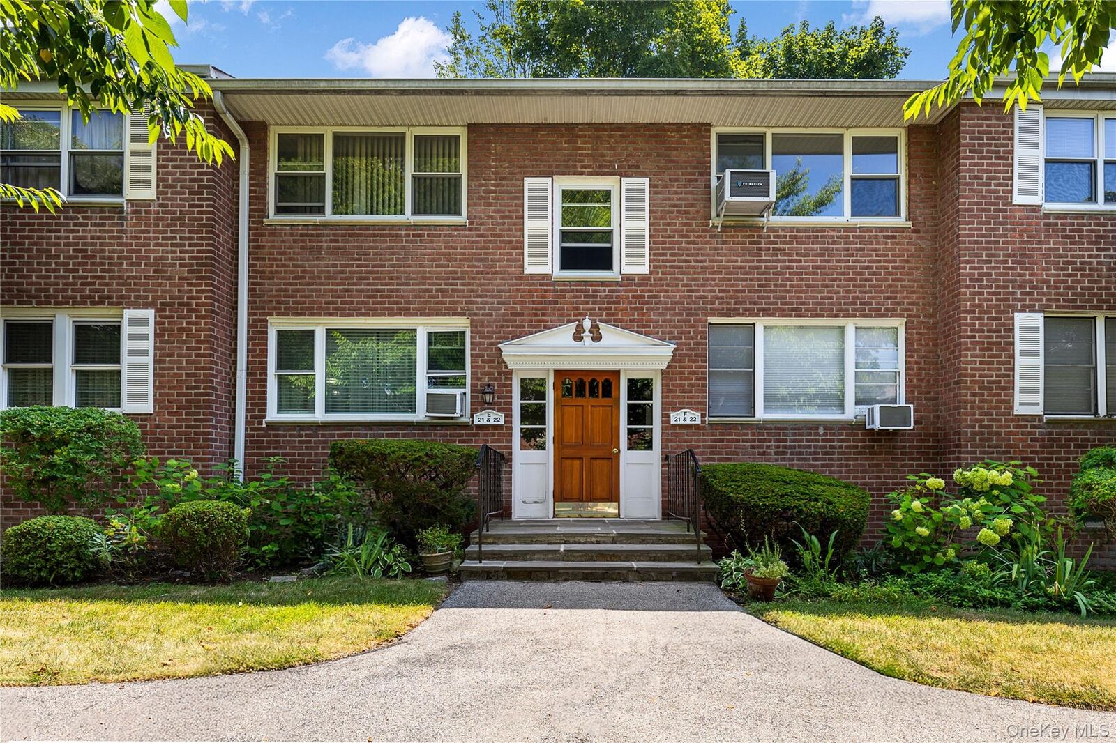 Property Photo: 121 N Broadway Avenue 21E NY 10603