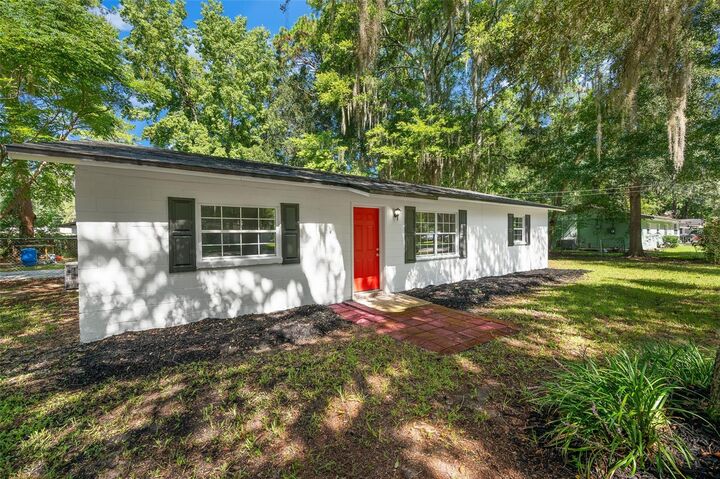 Property Photo: 2100 SE 50th Street FL 32641