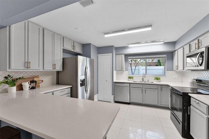 Property Photo:  7114 Marvista Court  FL 32835 