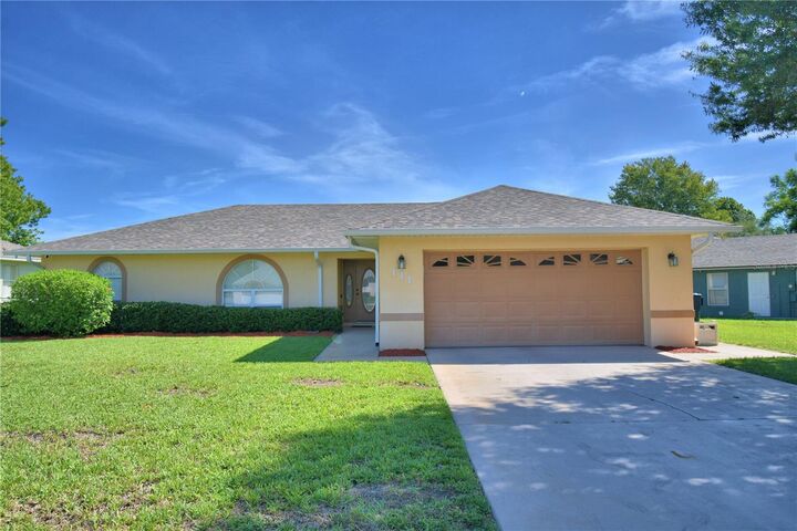 Property Photo: 111 Waterview Circle FL 33823