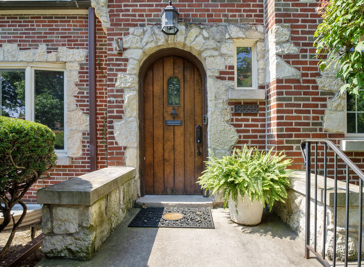 Property Photo: 6656 N Sauganash Avenue IL 60712