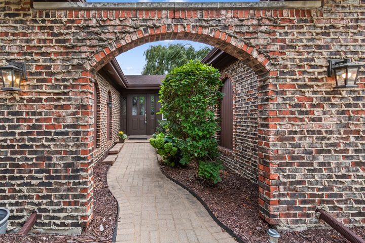 Property Photo:  923 S Stonehedge Lane  IL 60067 