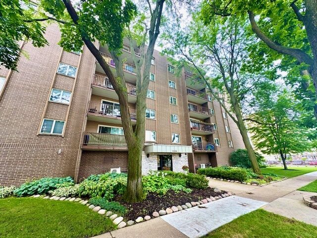 Property Photo: 1365 Ashland Avenue 604 IL 60016