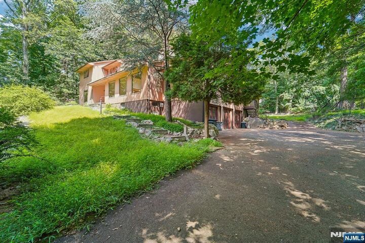Property Photo:  724 Tall Oaks Court  NJ 07417 