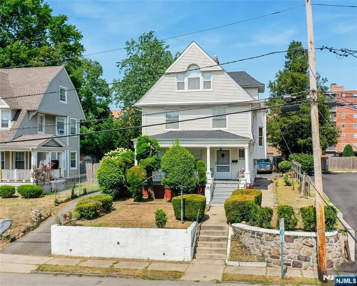 Property Photo:  240 Hamilton Place  NJ 07601 
