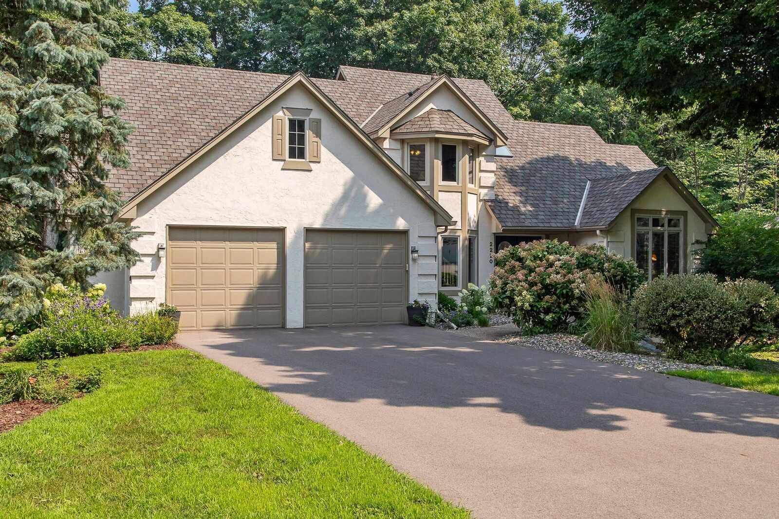 Property Photo:  2220 Sommergate  MN 55331 