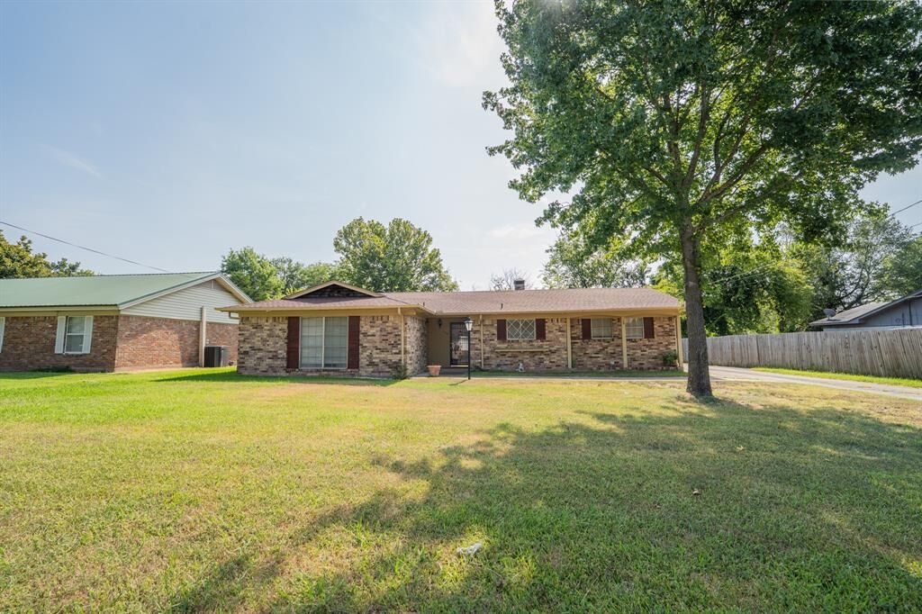 Property Photo:  1104 Bowie Street  TX 75482 