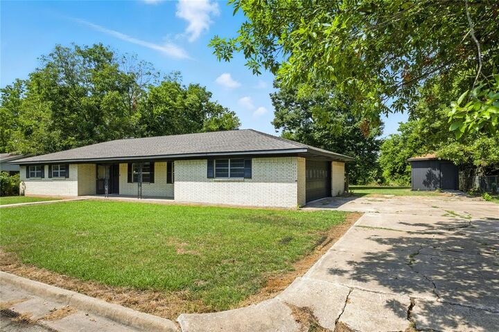 Property Photo:  115 Horseshoe Drive  TX 75432 