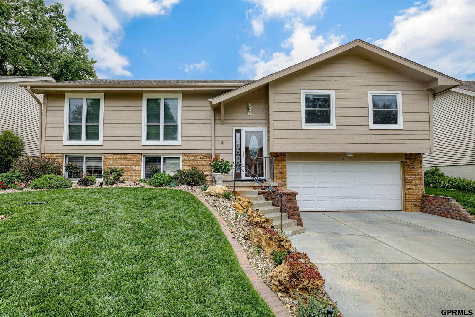 Property Photo: 628 N 151 Circle NE 68154