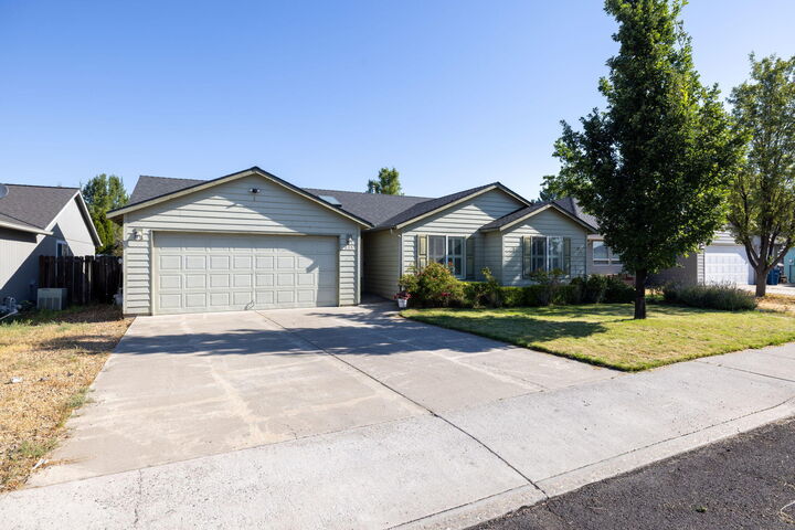 Property Photo:  835 NE Nickernut Avenue  OR 97756 