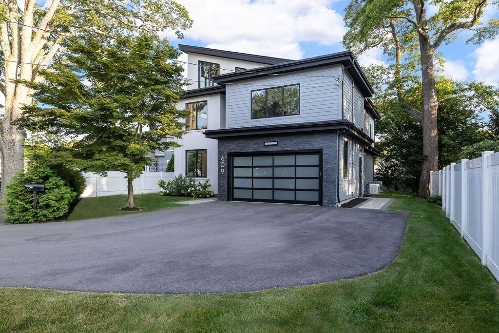 Property Photo:  609 Hunnewell St  MA 02494 
