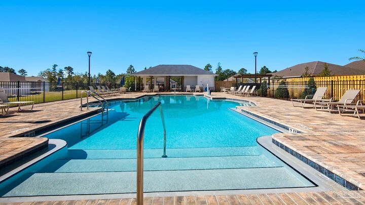 Property Photo: 3472 Crossvine Rd FL 32533