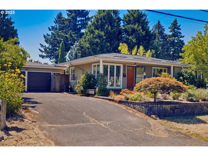 Property Photo:  10940 NE Knott St  OR 97220 