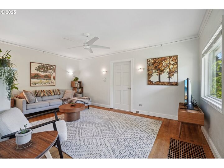 Property Photo:  7533 NE Mason St  OR 97218 