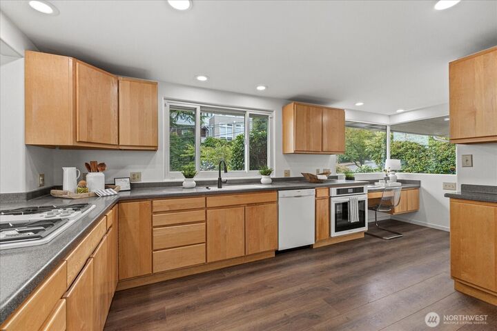 Property Photo: 2819 W McGraw Street WA 98199
