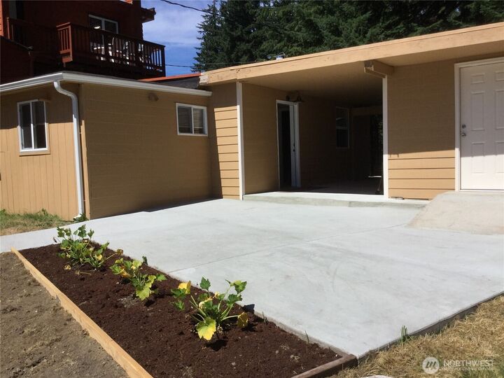 Property Photo:  801  Pecks Drive B  WA 98201 