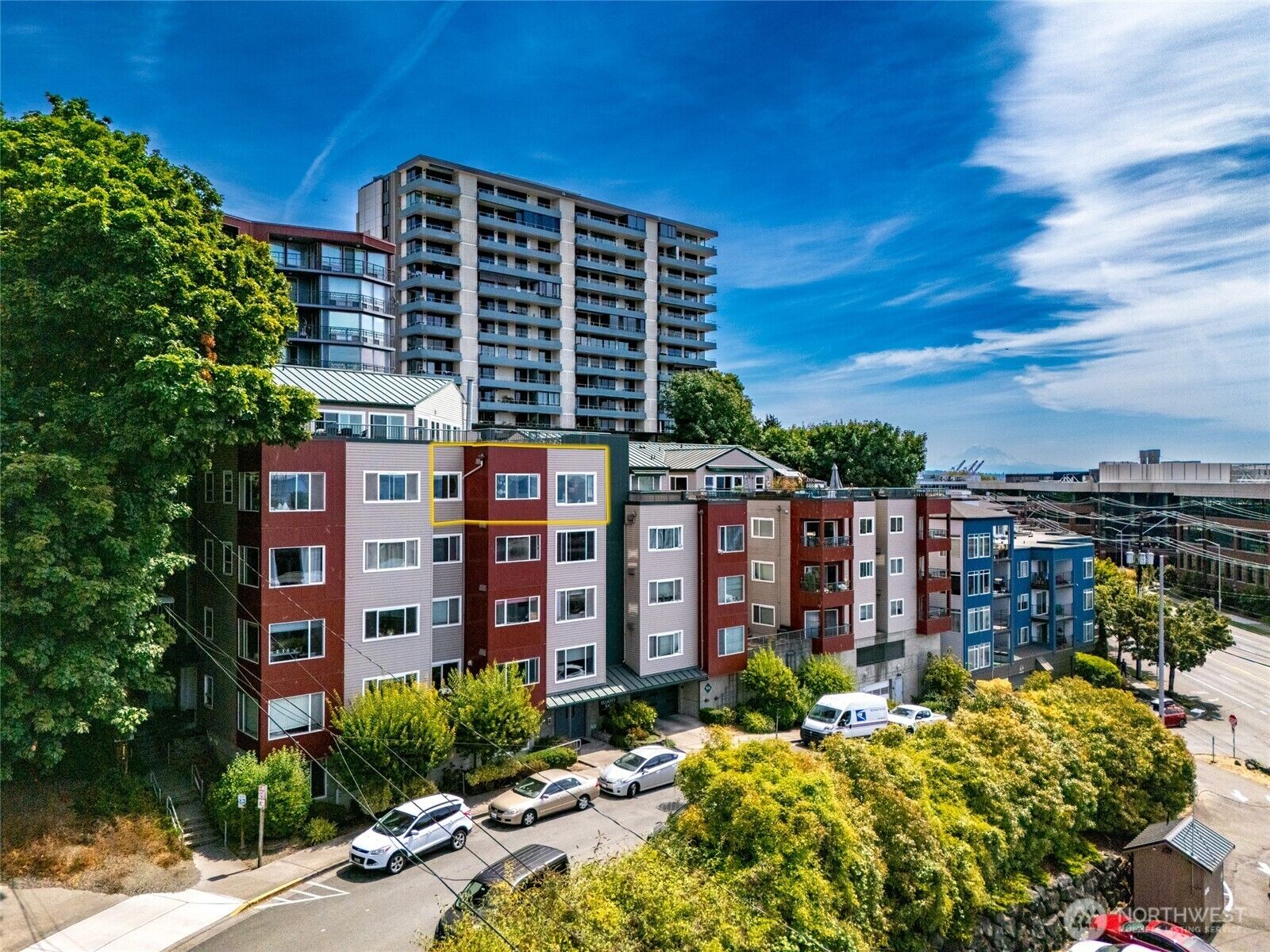 Property Photo:  524  6th Avenue W 404  WA 98119 
