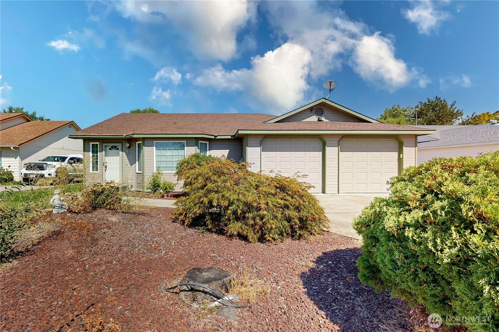 Property Photo: 211 SE 20th Place OR 97862