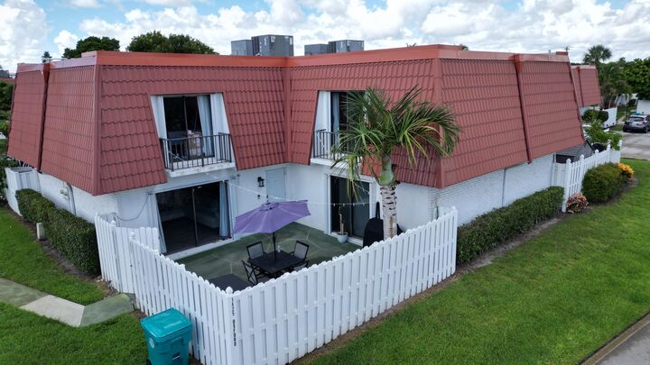 Property Photo: 1425 Oxford Lane FL 33426