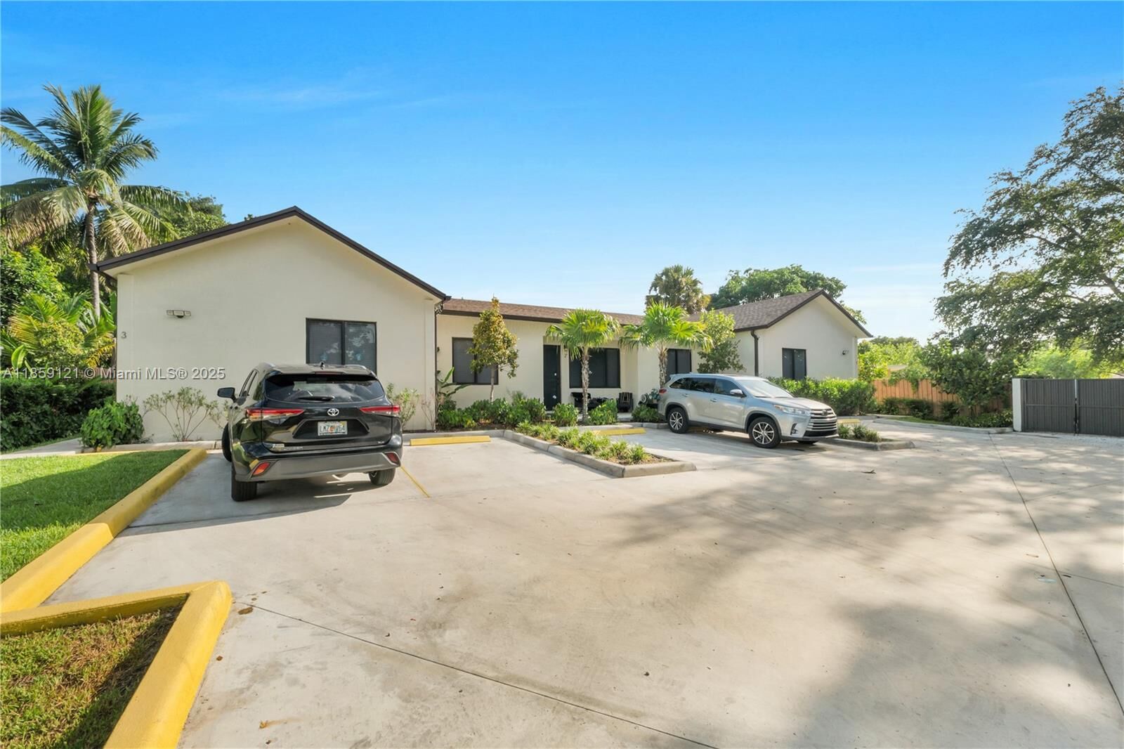 Property Photo:  5737 Cleveland St  FL 33021 
