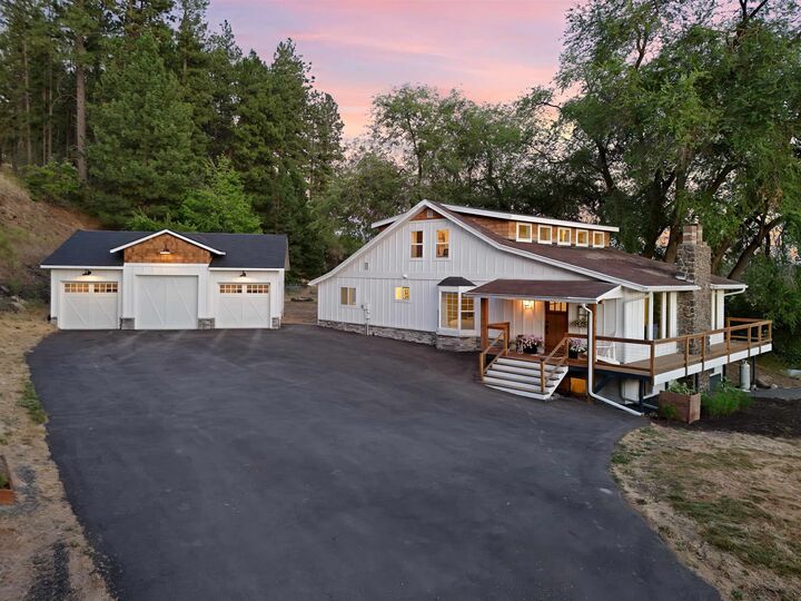 Property Photo: 2206 E Pine Hill Ln WA 99224