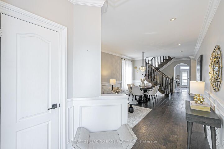 Photo de la propriété:  30 Sunnyridge Avenue  ON L4A 0L2 