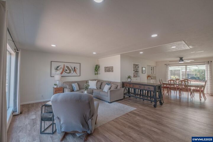 Property Photo:  1236 Redwood St NW  OR 97304 