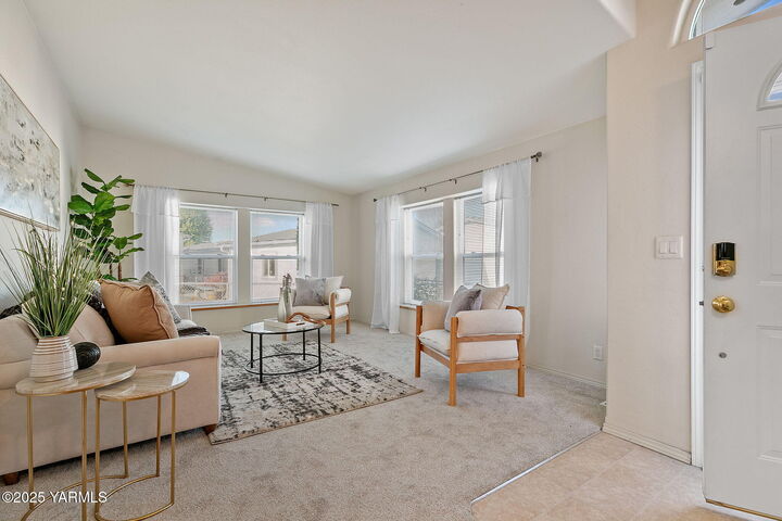 Property Photo:  1806 Magnolia Ct  WA 98908 