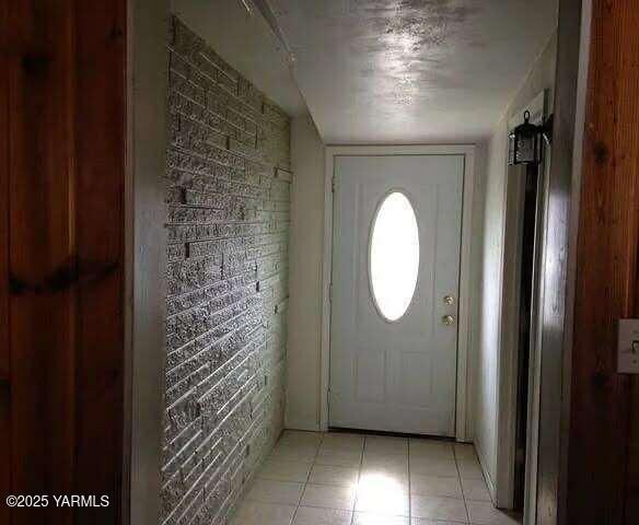 Property Photo:  105 E 5th Ave  WA 99999 